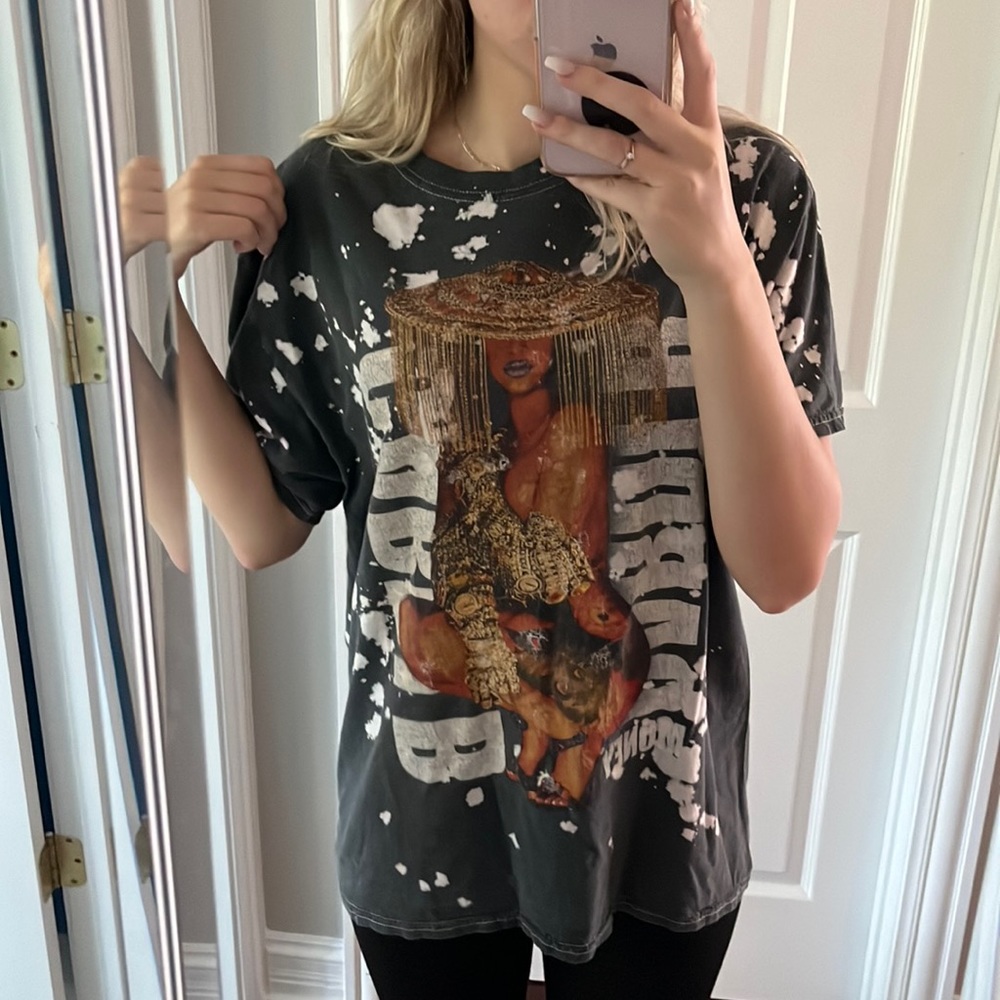 Cardi b tee shirt size:M/L